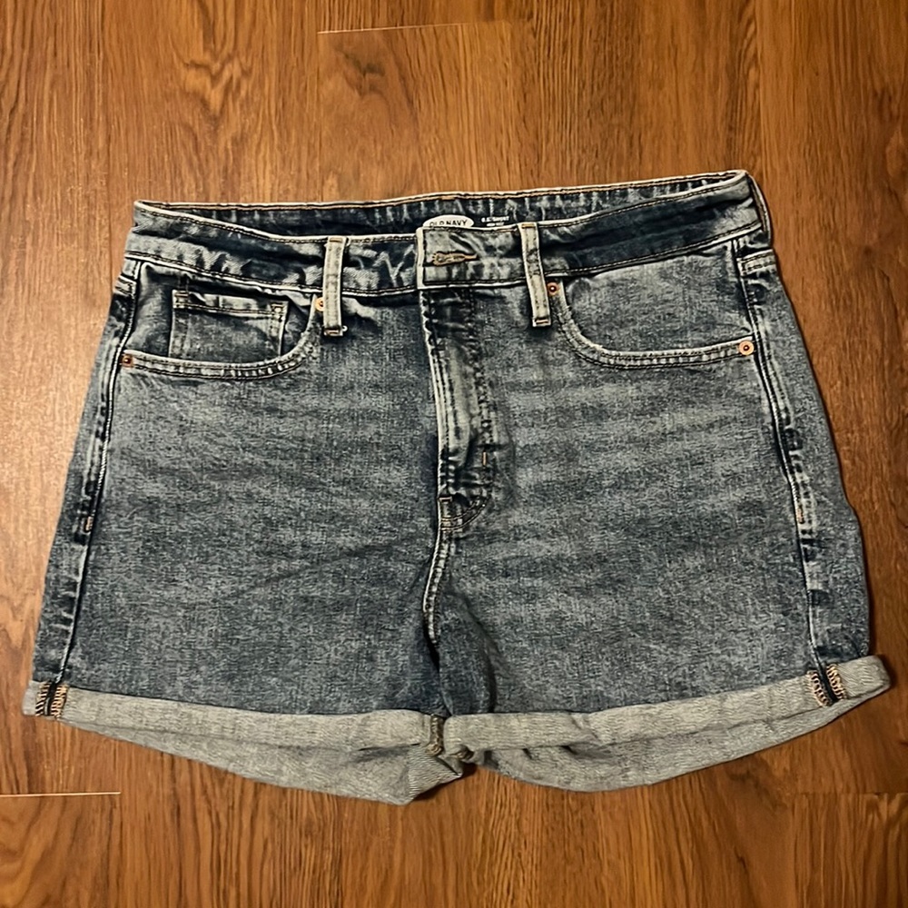 Size 12 Old Navy High Rise Mom Short
